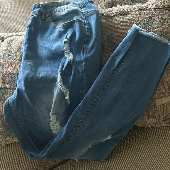 Full Figure Distressed Jeans NWOT - Picture 4 of 4
